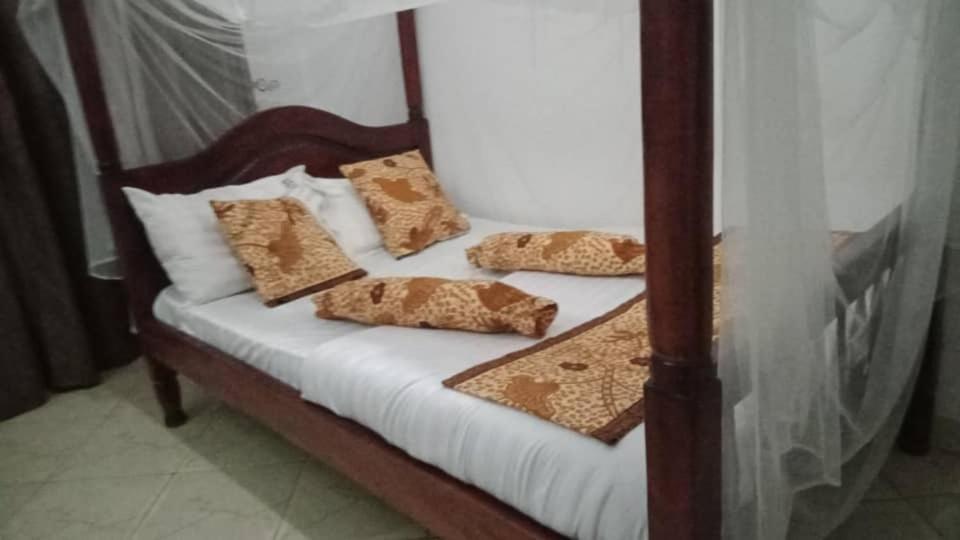 Riverside Resort Hotel Kabale Extérieur photo