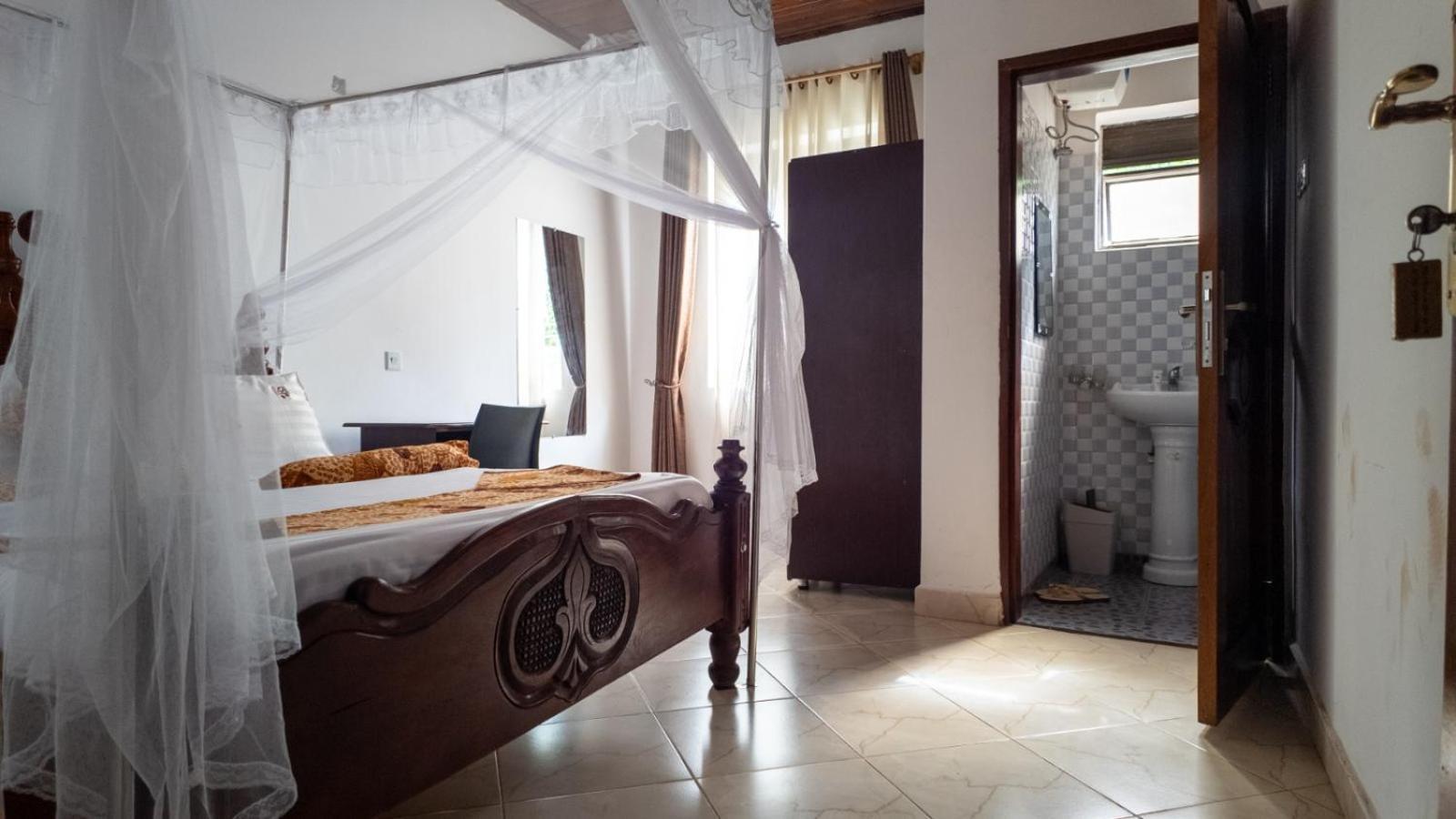 Riverside Resort Hotel Kabale Extérieur photo